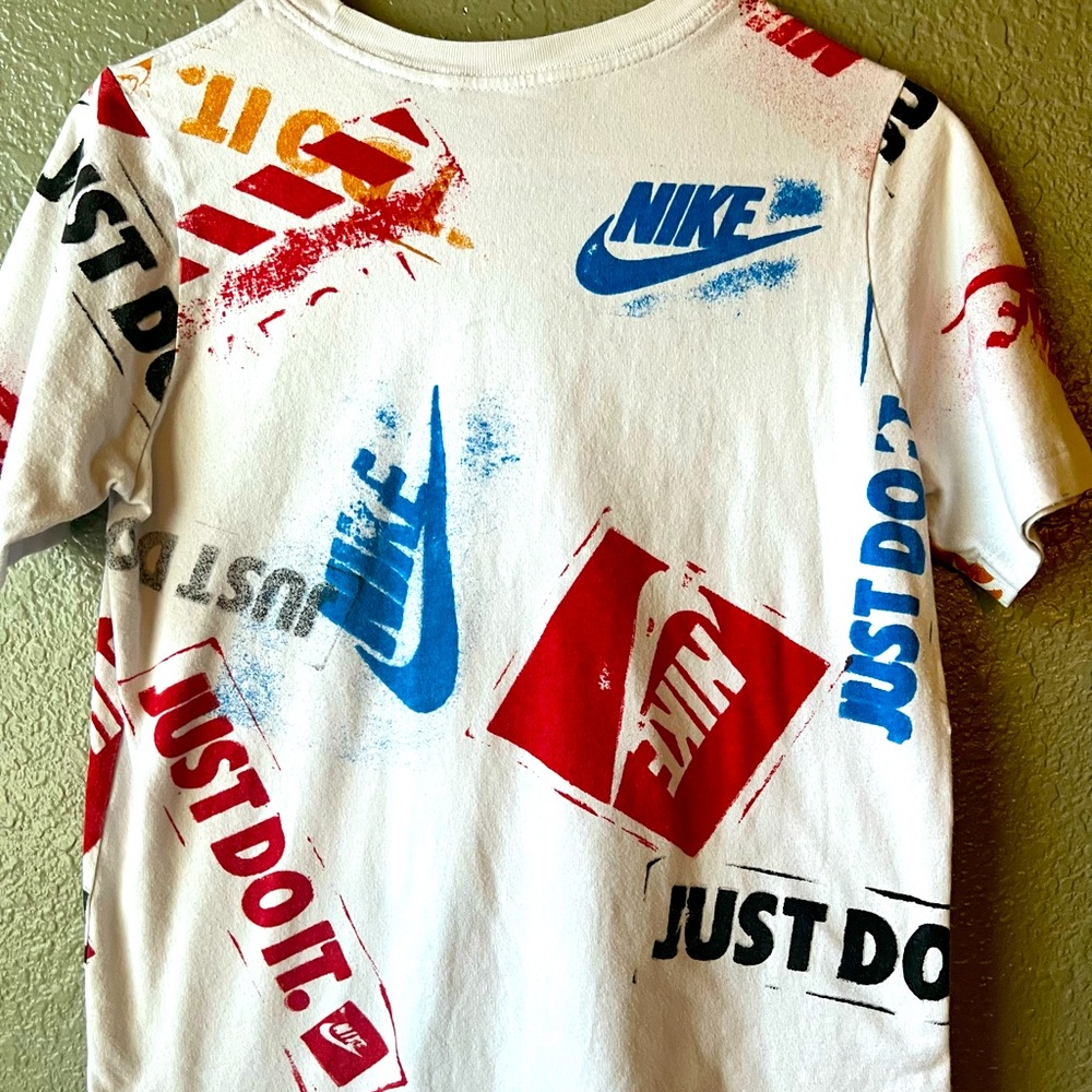Boys XL Nike tee in excellent condition.